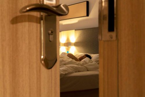 Ban đêm mở cửa phòng ngủ hay đóng cửa tốt hơn?