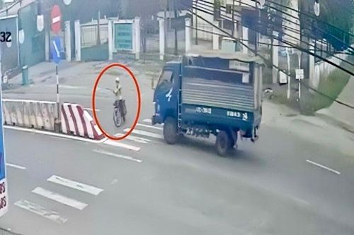 Đi ngược chiều trên quốc lộ 1A, người phụ nữ bị xe tải tông tử vong