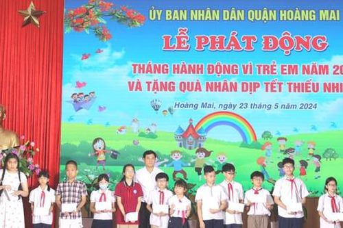 Quận Hoàng Mai tặng 603 suất quà và 20 xe đạp cho trẻ em
