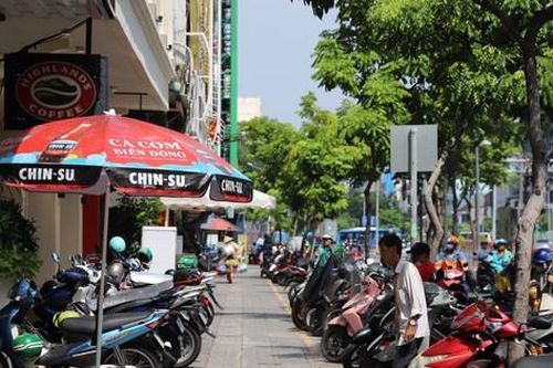 Hai tuần thu phí vỉa hè tại TP Hồ Chí Minh: Hộ kinh doanh mừng, người đi bộ an toàn