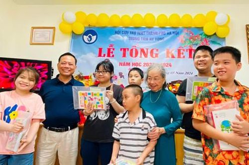 Khen thưởng trẻ tự kỷ có nhiều tiến bộ trong học tập và rèn luyện