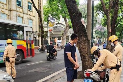Xử lý nghiêm xe dừng, đỗ sai quy định trên phố Tràng Thi