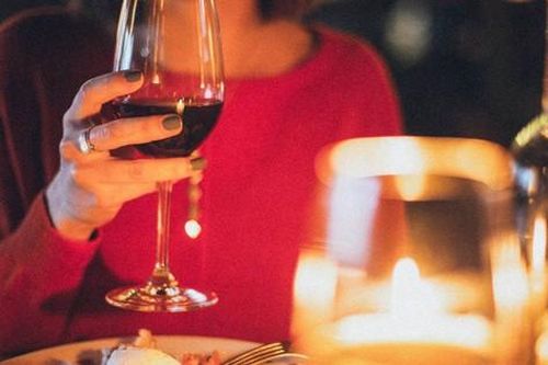 Người phụ nữ trung niên sầm mặt, quay ngoắt thái độ khi biết lương hưu của đối tác hẹn hò
