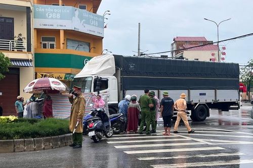 Người phụ nữ tử vong thương tâm dưới gầm xe tải