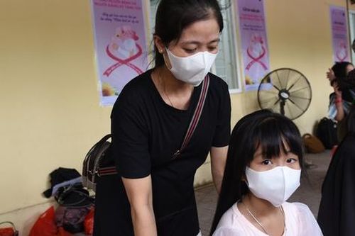 Cô bé 'nuôi tóc' từ 4 tuổi dành tặng các bạn bị ung thư
