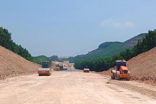 Chậm bàn giao mặt bằng cao tốc đến 4 lần, Quảng Bình nỗ lực 'gỡ vướng'
