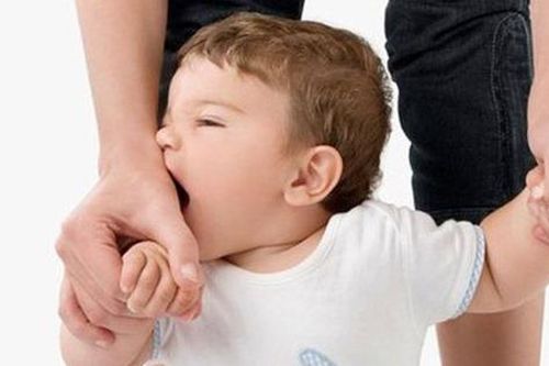 Hy hữu: Người đàn ông phải nhập viện vì hoại tử tay do cháu bé 3 tuổi cắn