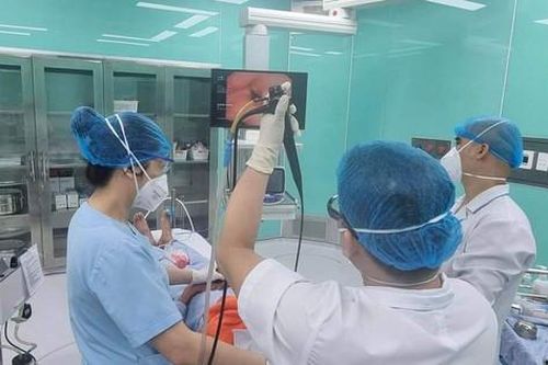 Cụ già U70 tuổi bị hạt lạc kẹt trong phế quản 3 tuần