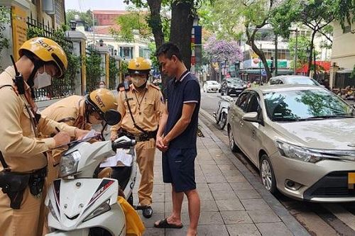 Phạt 353 trường hợp dừng đỗ sai trên phố Tràng Thi