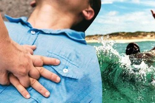 Nữ điều dưỡng ép tim liên tục cứu sống bé trai đuối nước đang bị sơ cứu sai cách