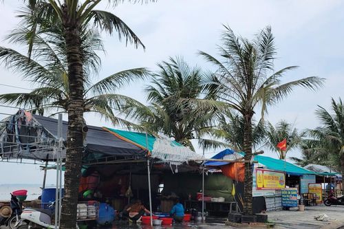 Vụ người dân lấn kè dựng lều lán trái phép: Huyện chỉ đạo 'nóng', xã nói... đang bận!