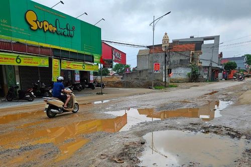 Tỉnh lộ xuống cấp, làm khổ người dân