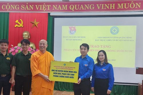 Nhiều phần quà tặng học sinh nghèo ở Minh Hóa