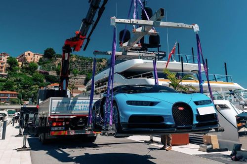 Bugatti Chiron được trưng bày trên du thuyền tại Monaco