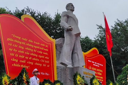 Quận Hoàng Mai tổ chức dâng hương tưởng niệm đồng chí Hoàng Văn Thụ