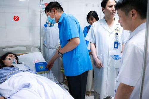 Công đoàn hỗ trợ người lao động gặp nạn trong vụ cháy tại Trung Kính