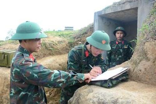 Chiến sĩ mới thực hành ném lựu đạn