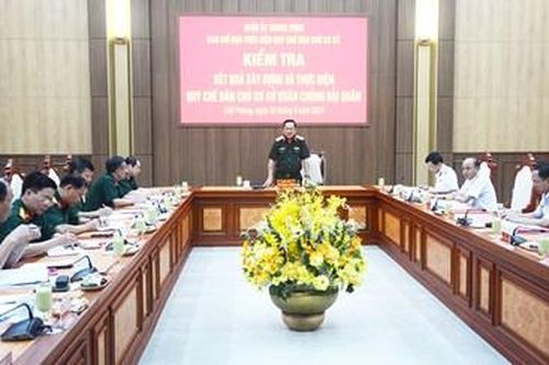 Thượng tướng Võ Minh Lương kiểm tra kết quả thực hiện Quy chế dân chủ cơ sở của Quân chủng Hải quân