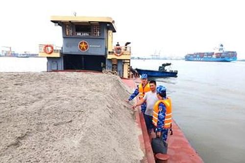 Vùng Cảnh sát biển 1 tạm giữ 1.000m3 cát không rõ nguồn gốc