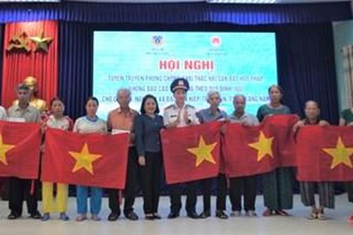 Vùng Cảnh sát biển 2 thực hiện Chương trình 'Cảnh sát biển đồng hành với ngư dân' tại TP Hội An