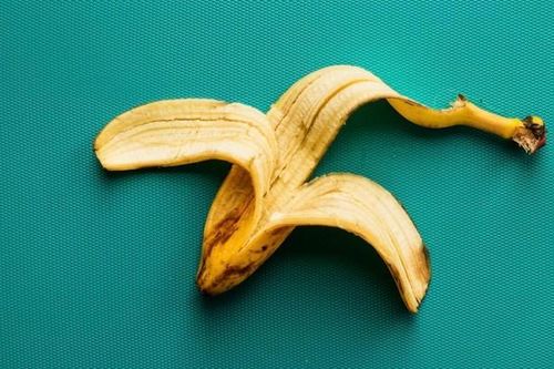 Người đàn ông bị bắt vì dùng vỏ chuối…đánh vợ