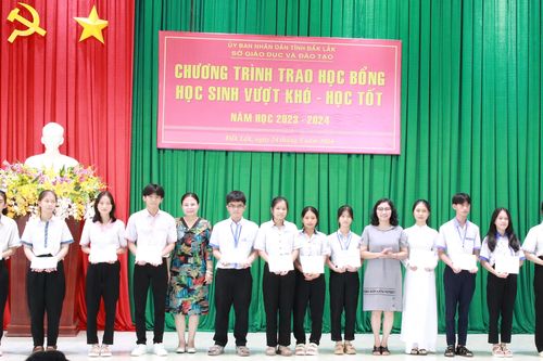 Trao 160 triệu đồng học bổng cho học sinh nghèo vượt khó tỉnh Đắk Lắk