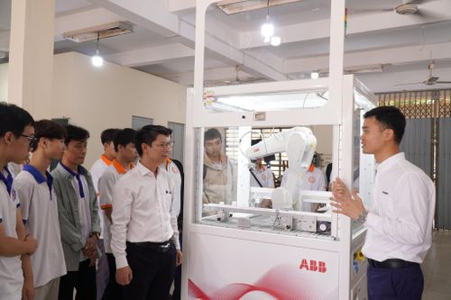 Trường ĐH Bách khoa Đà Nẵng tiếp nhận thiết bị xử lý ảnh và phân tích dữ liệu