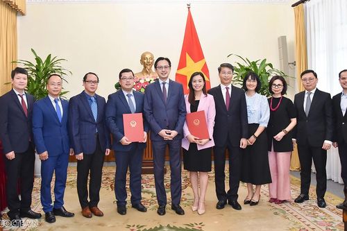 Bộ Ngoại giao trao quyết định bổ nhiệm Quyền Giám đốc FOSET và Phó Vụ trưởng Vụ Thông tin Báo chí