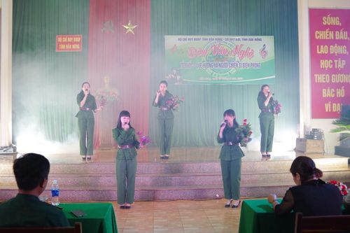Biểu diễn văn nghệ phục vụ cán bộ, chiến sĩ và nhân dân khu vực biên giới