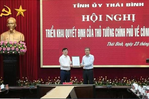 Trao quyết định phê chuẩn kết quả bầu Phó Chủ tịch UBND tỉnh Thái Bình