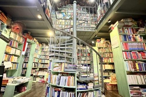 Không gian bên trong nhà sách lâu đời nhất ở phố Đinh Lễ, quận Hoàn Kiếm