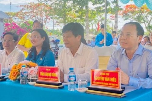 Khánh thành 'Đường cờ Tổ quốc' và trao học bổng cho học sinh tại TP Cần Thơ