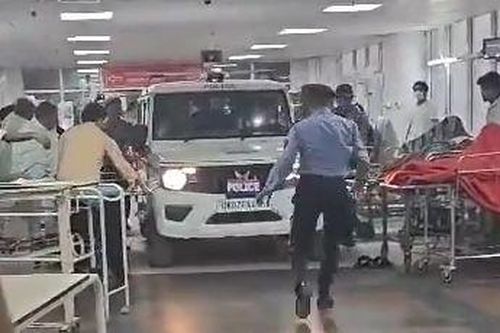 Ấn Độ: Cảnh sát lái xe lao vào phòng cấp cứu bắt người như phim hành động