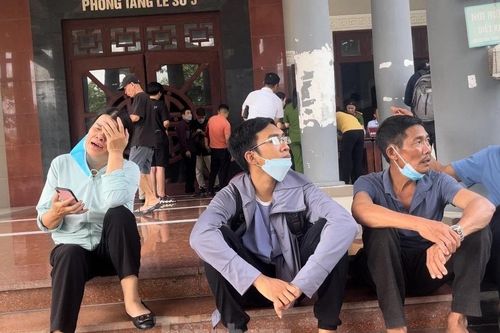 Mẹ nam sinh khóc ngất nói về cuộc gọi cuối cùng của con trai