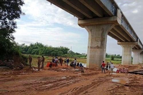 Nước cuốn trôi cầu tạm, một người mất tích