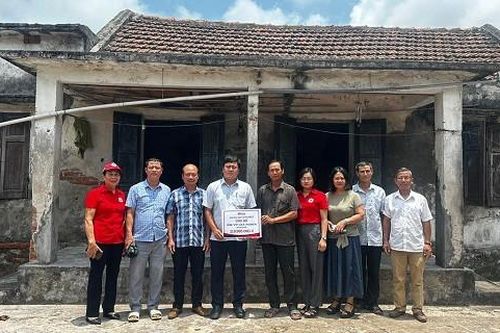 Trao hơn 219 triệu đồng đến em Vũ Gia Nghĩa bị tai nạn giao thông