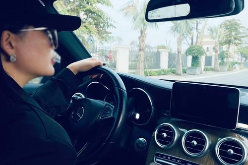 Mua Mercedes bị showroom quỵt giấy tờ: Xuất hiện người nhận là chủ xe và đòi xe