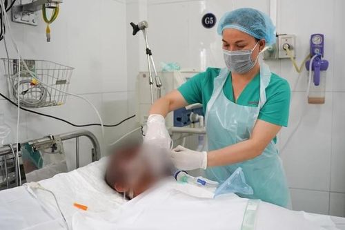 Vụ tạt a-xít khi đang nhậu: 1 người chết, 1 bệnh nhân tiên lượng dè dặt
