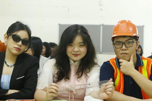 Học trò 'hóa thân' thành bảo vệ, ca sĩ trong buổi học cuối cùng