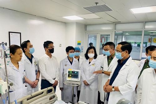 Phó Chủ tịch Quốc hội và Bộ trưởng Bộ Y tế thăm hỏi nạn nhân vụ cháy tại Trung Kính, Hà Nội
