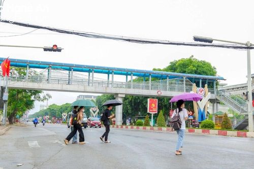 Cầu vượt bỏ không, người đi bộ bất chấp nguy hiểm sang đường