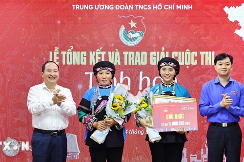 Nữ sinh dân tộc Bố Y đoạt giải Nhất Cuộc thi 'Tinh hoa Việt Nam'
