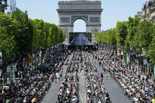 Pháp: Tổ chức buổi picnic khổng lồ trên đại lộ Champs-Elysees ở Paris