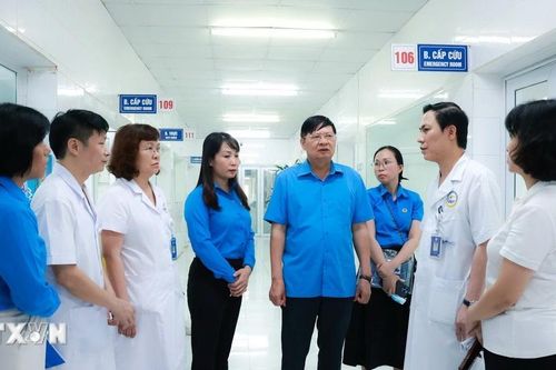 Công đoàn cùng nhiều đơn vị thăm hỏi, hỗ trợ nạn nhân vụ cháy tại Cầu Giấy