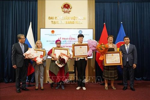 Trao tặng huân, huy chương Hữu nghị cho các thành viên Hội Hữu nghị Nga - Việt