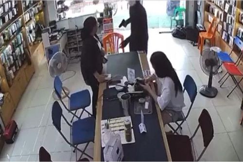 Công an truy bắt kẻ nghi cầm súng uy hiếp hai cô gái để cướp tài sản ở cửa hàng điện thoại