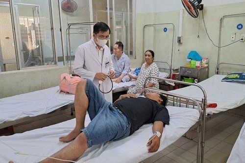 Vụ nghi ngộ độc thực phẩm: Nhà hàng tự ý đi kiểm nghiệm mẫu thức ăn
