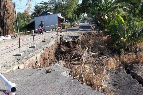 Kiên Giang: Sạt lở nghiêm trọng, cấm toàn bộ ô tô lưu thông đường 965