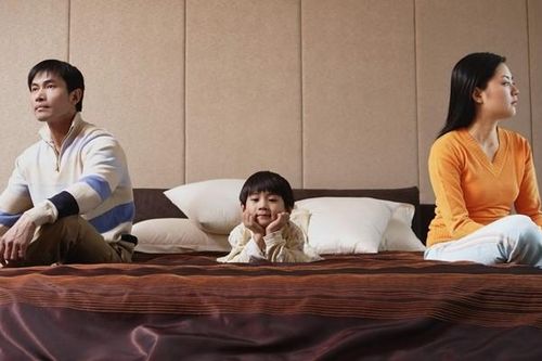 Thấy chồng cũ mang con đến trả mà tôi bối rối không biết có nên nhận con về?