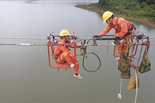 Công nhân truyền tải điện 9X tiêu biểu với nhiều sáng kiến